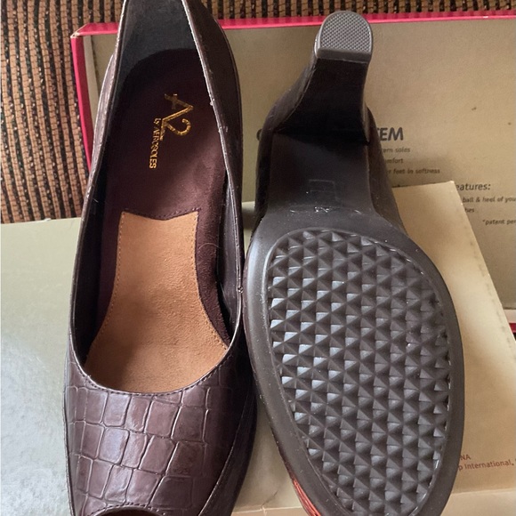 New In Box. Women’s Aerosole Brown Crocodile Comfort Heels Size 9 - Picture 4 of 7